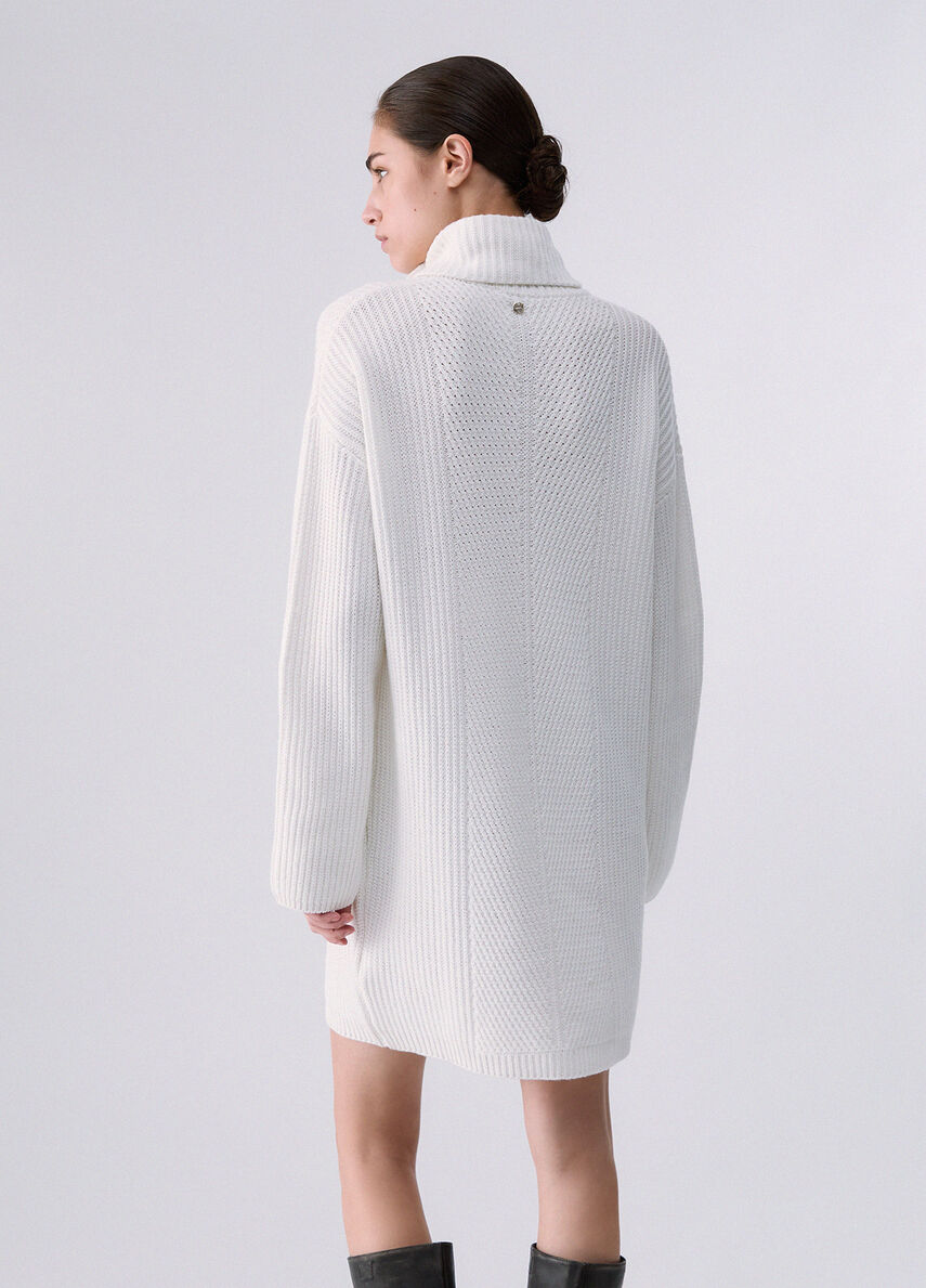 Kleid aus Strick mit Schmuckknöpfen – Ansicht 2